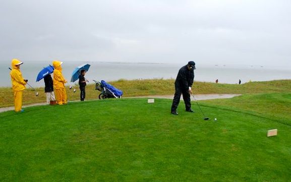 雨の中でプレーする参加者