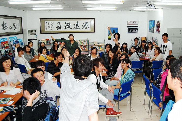 楽しそうに交流する中日の学生たち