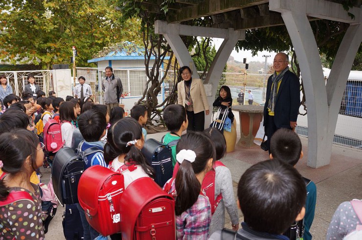 集団下校する小学生を送る浅田さん