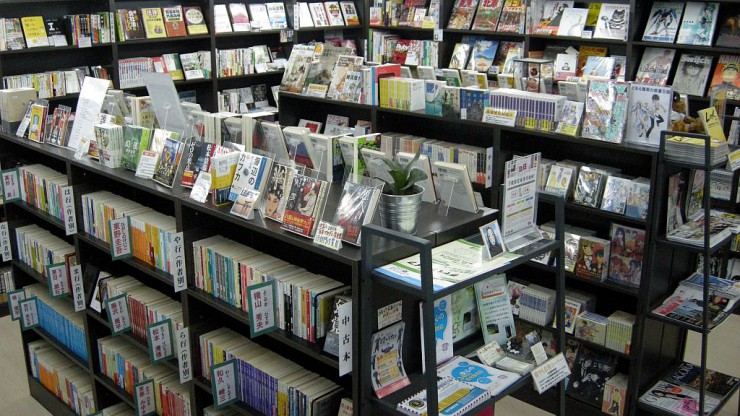 各種日本書籍が陳列されている「永東書店」の店内