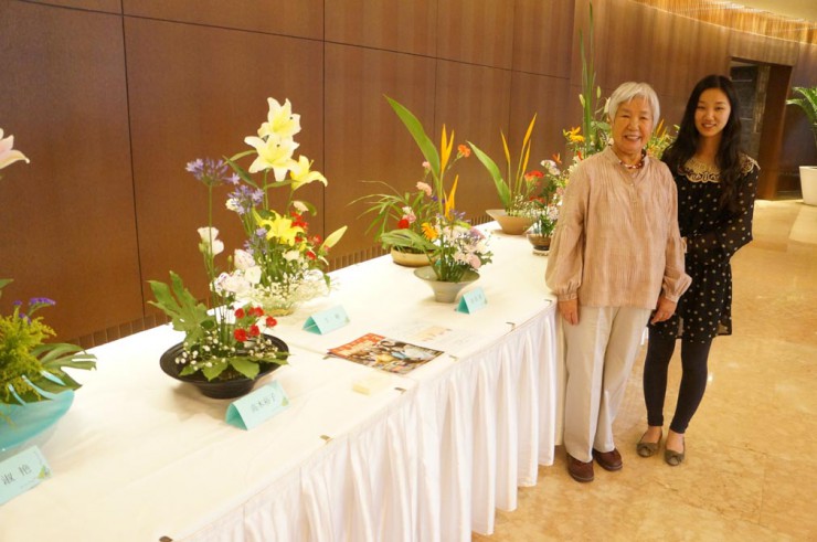 秀作が並んだ会場で杉節子さん（左）とお弟子さん