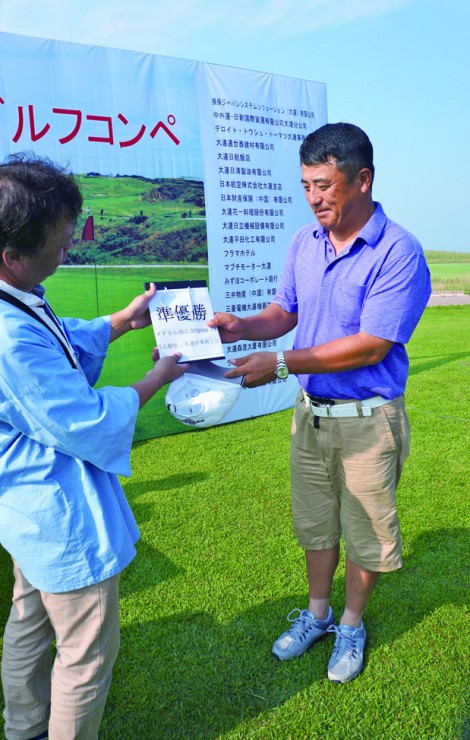 準優勝の姜宏さん（右）