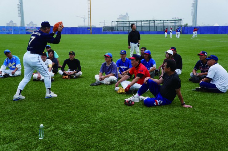 柴田さんが外野守備の基本を指導