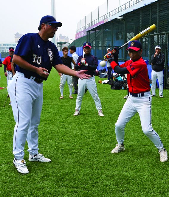 バッティングを教える駒田さん