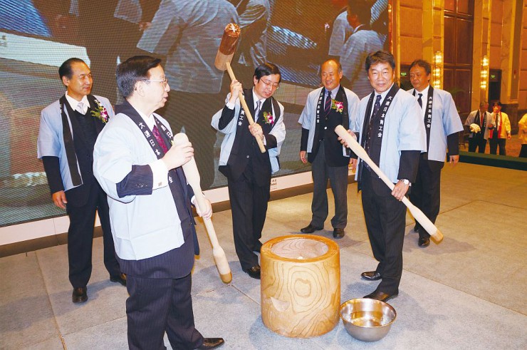 餅つきで迎春ムードを演出