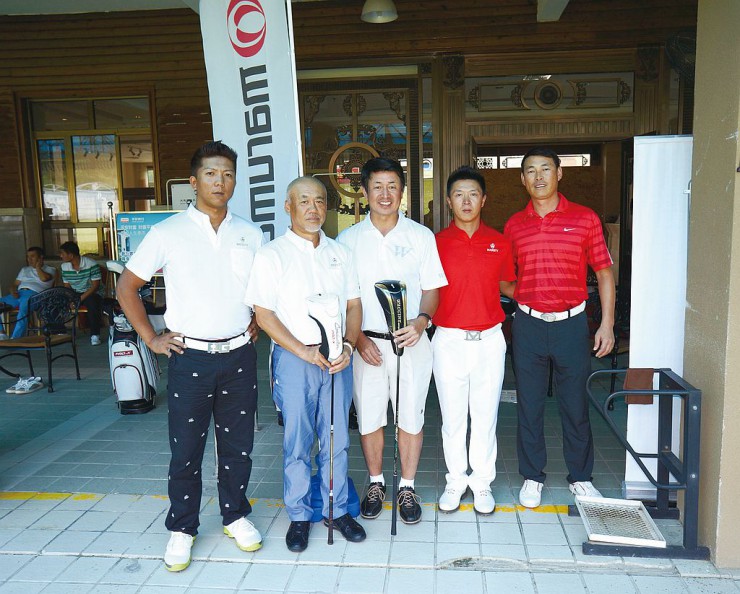 試打会に参加した西川プロ（左端）、趙プロ（右から２人目）、劉プロ（右端）と、大田総経理（左から２人目）、原田代表取締役